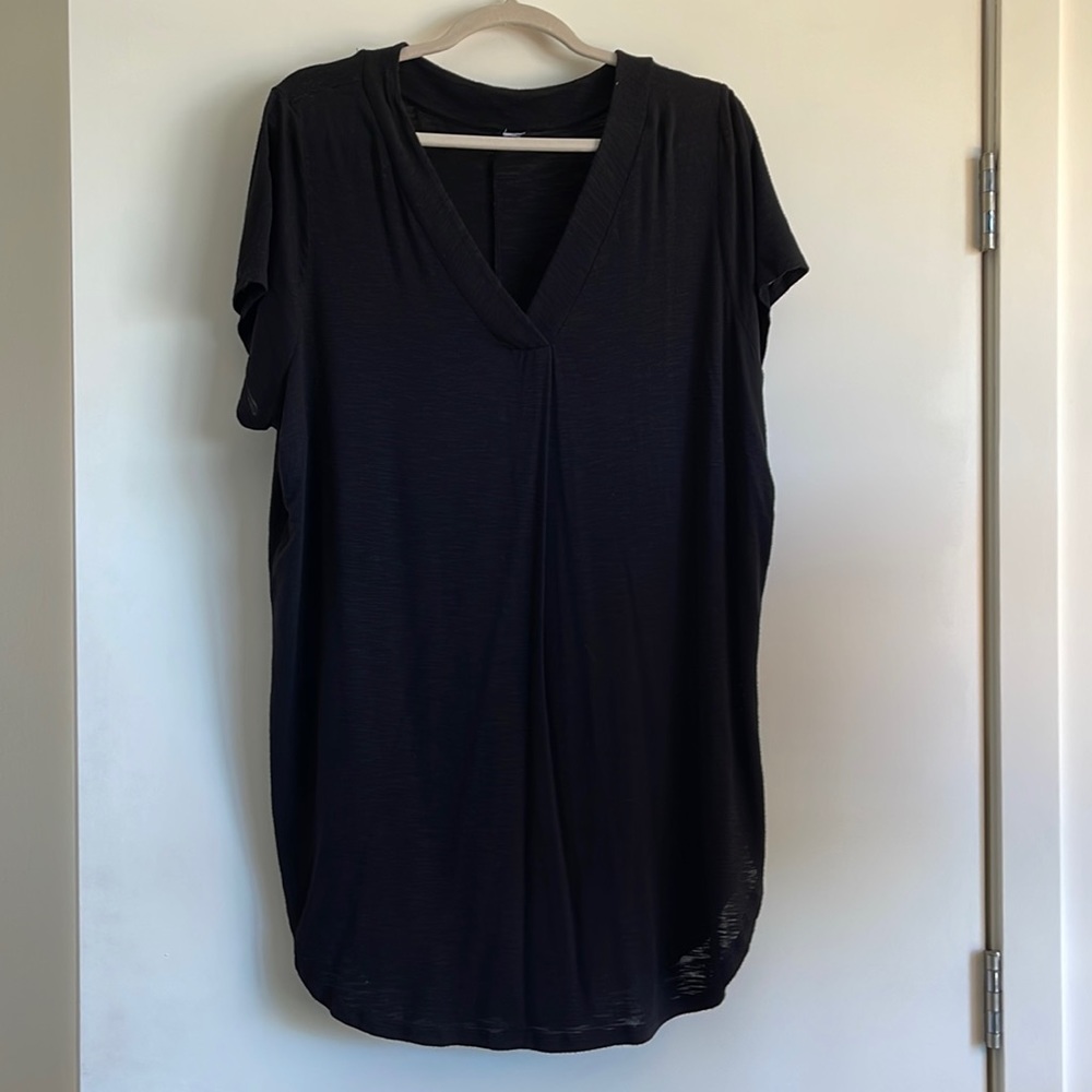 Cozy black v neck short sleeve tee